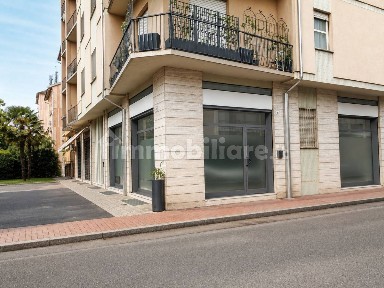 Locale commerciale in Vendita