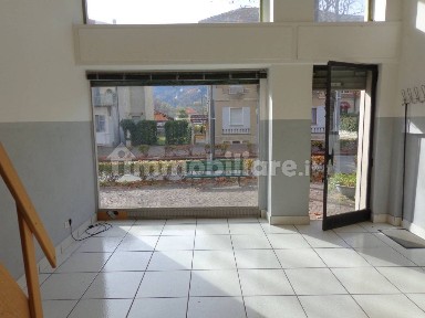 Locale commerciale in Vendita