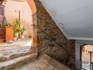 Scarlino, Via martiri d'istria, 6