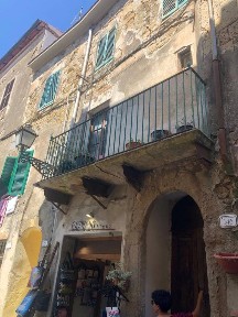 Pitigliano, Via Roma