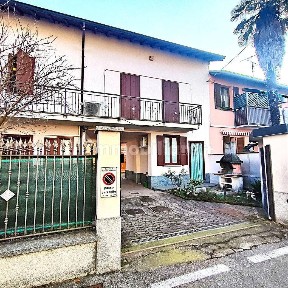 Terratetto unifamiliare via Filzi, 44, Centro, Caronno Pertusella