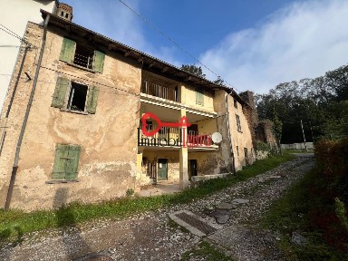 Terratetto plurifamiliare 225 m², da ristrutturare, Clivio