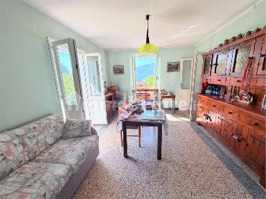 Terratetto unifamiliare 130 m², da ristrutturare, Colmegna, Luino