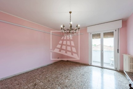 Trilocale Cesare Battisti 5, Centro, Correggio