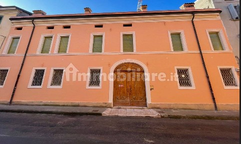 Trilocale via cesare battisti 54, Centro Storico, Carpi