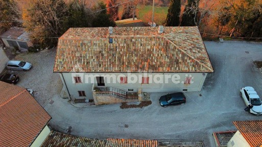 Montefelcino, Piazza Santa Barbara