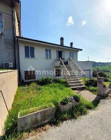 Villa all'asta via Arnaldo Merlini, Terre Roveresche