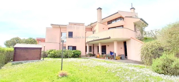Villa plurifamiliare Strada San Vitale, Caminate, Fano