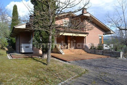 Villa bifamiliare, ottimo stato, 452 m², Centro, Fermignano