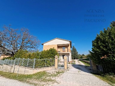 Villa plurifamiliare, buono stato, 478 m², Urbino