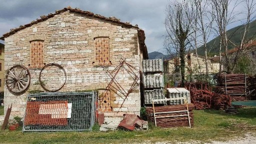 Villa unifamiliare, da ristrutturare, 586 m², Cantiano