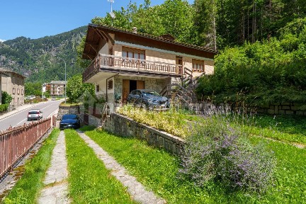 Villa unifamiliare via Don Romeo Ballerini, Centro, Campodolcino