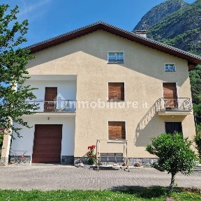 Villa bifamiliare via Giani, Somaggia, Samolaco
